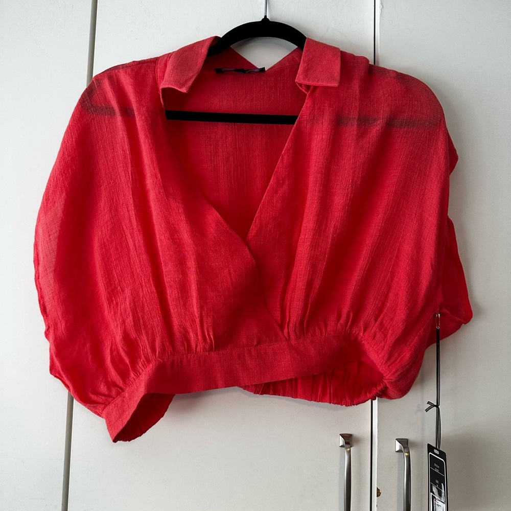 👚 NWT Love University Fuchsia Coral Cropped Blouse Size Medium